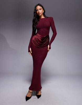 Wanderdoll - Eman - Langärmliges Bodycon-Maxikleid aus Satin in Beerenrot mit Schlitzausschnitt und drapierter Taille-Li...