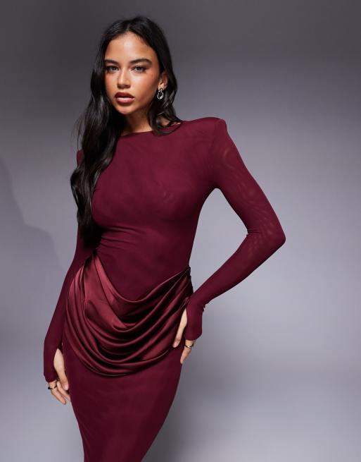 Wanderdoll – Eman – Langärmliges Bodycon-Maxikleid aus Satin in Beerenrot mit Schlitzausschnitt und drapierter Taille, 3 von 4