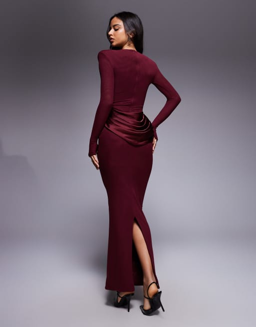 Wanderdoll – Eman – Langärmliges Bodycon-Maxikleid aus Satin in Beerenrot mit Schlitzausschnitt und drapierter Taille, 4 von 4