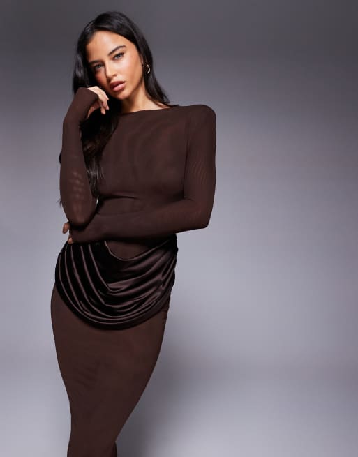 Wanderdoll - Eman - Maxi bodycon-jurk van satijn met lange mouwen, boothals en gedrapeerde taille in chocoladebruin, 2 van 4