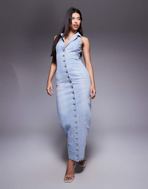 Wanderdoll – Kenny – Jasnoniebieska sukienka jeansowa maxi z dekoltem typu halter z kołnierzykiem i marszczeniem na plecach