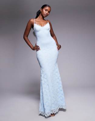 Wanderdoll - Leah - Robe longue structurée en dentelle avec bretelles fines et ourlet plongeant - Bleu clair