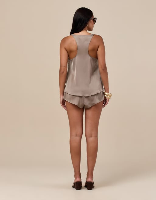 Wanderdoll Leni shorts-sæt i satin med elastisk talje i taupe, 2 af 4