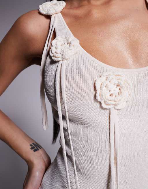 Wanderdoll – Lillie – Vaniljvit, stickad maxiklänning med djup halsringning, corsage och fransar, 3 av 4