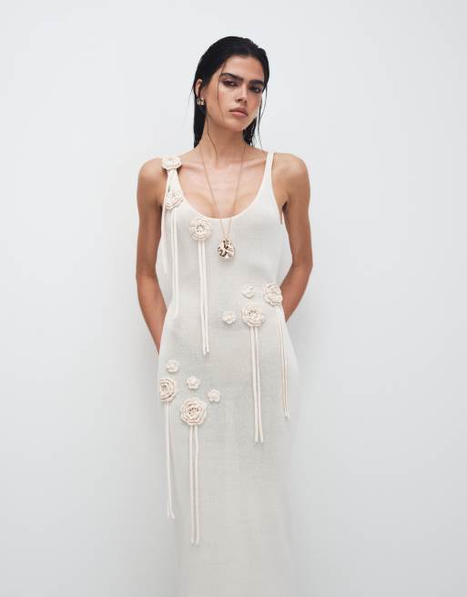 Wanderdoll – Lillie – Vaniljvit, stickad maxiklänning med djup halsringning, corsage och fransar, 4 av 7