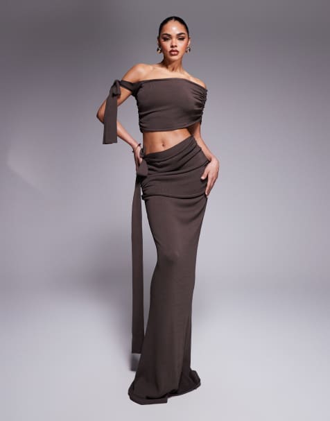 Wanderdoll - Lois - Chokoladebrunt strikket sæt med offshoulder-top med bindedetalje og V-formet front og maxinederdel - view 1