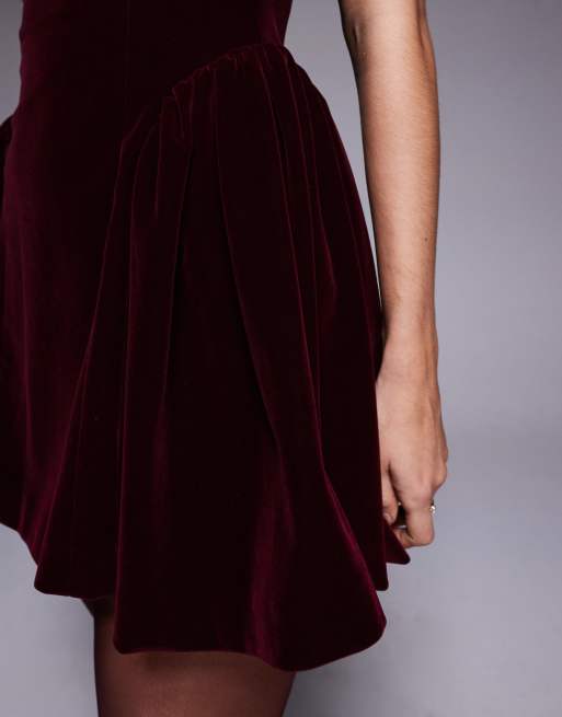 Wanderdoll – Lucky – Samt-Minikleid in Burgunderrot mit eckigem Ausschnitt und betonter Hüftpartie, 3 von 4