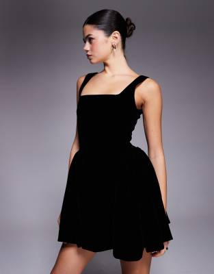 Wanderdoll - Lucky - Samt-Minikleid in Schwarz mit eckigem Ausschnitt und betonter Hüftpartie