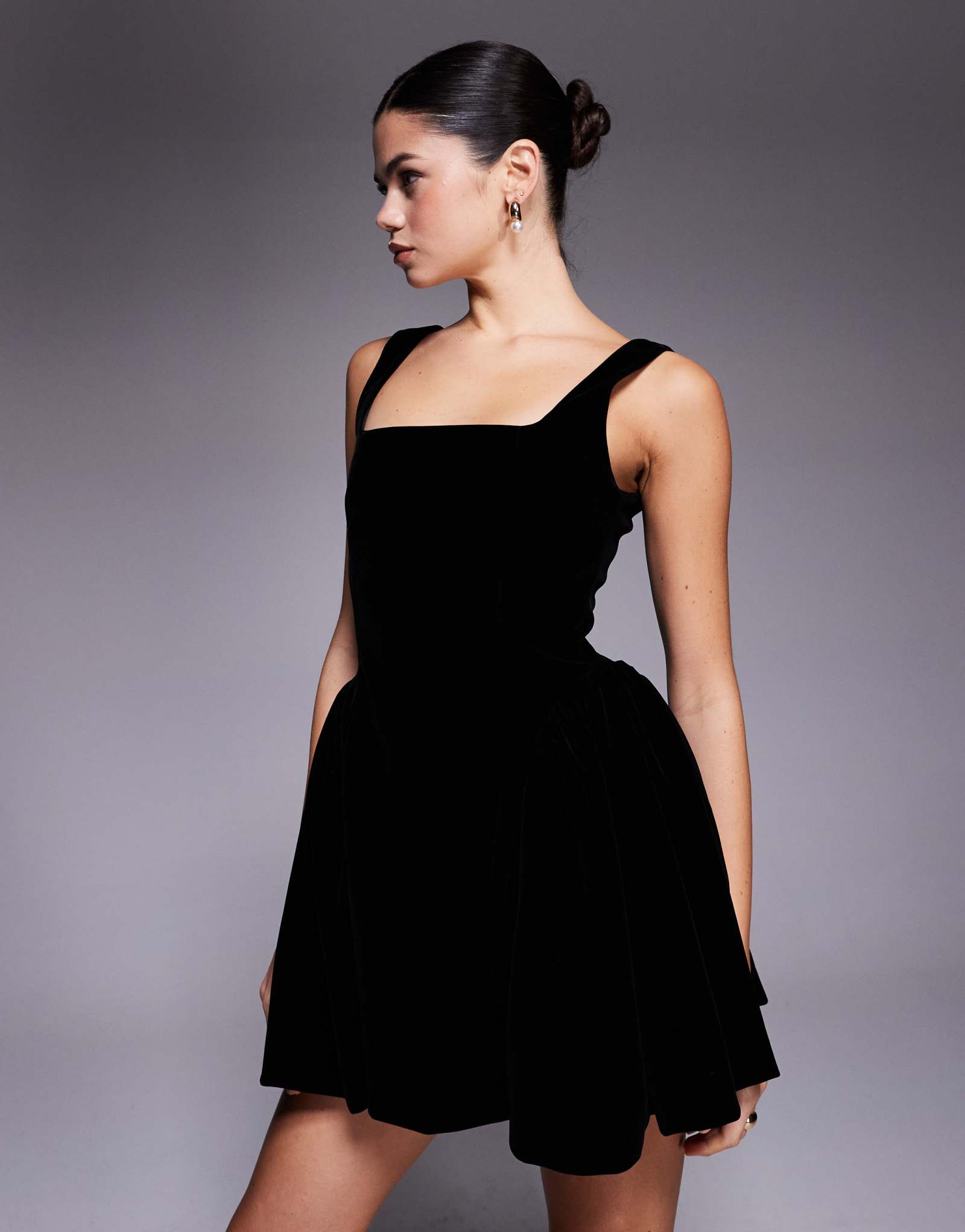 Черное мини-платье Wanderdoll Lucky из бархата с квадратным вырезом и узором на бедрах