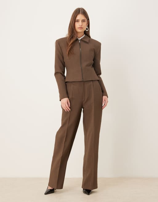 Wanderdoll - Maeve - Coordinato sartoriale color cioccolato con camicia con spalline imbottite, top allacciato al collo e pantaloni, 3 di 4