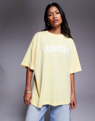 Wanderdoll - Oversize-T-Shirt in Zitronengelb mit Rundhalsausschnitt und Logo in Weiß