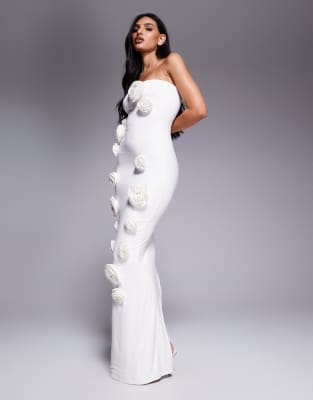 Wanderdoll – Palma – Anschmiegsames, trägerloses Maxikleid in Creme mit plastischen Blumenapplikationen und Schwalbenschwanz-Saum - view 1