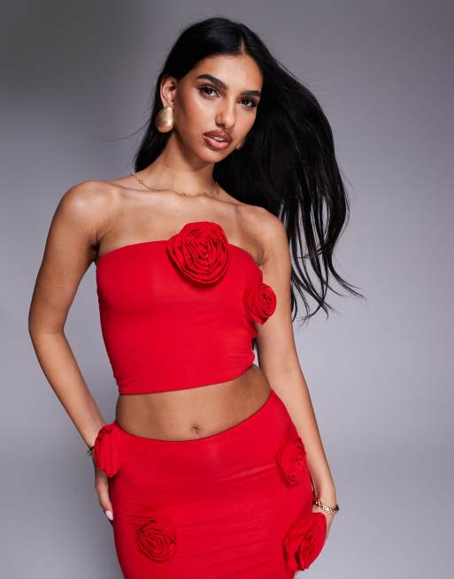 Wanderdoll – Posie – Hautenges, trägerloses Cropped-Top in Rot mit Ansteckblume, Kombiteil, 2 von 4