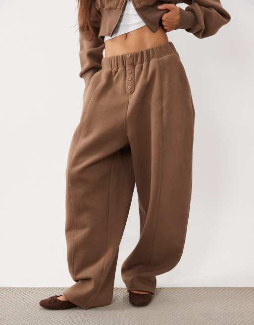 Wander Doll - Sloane - Set van premium katoenmix met cropped hoodie met rits en joggingbroek in bruin, 3 van 3