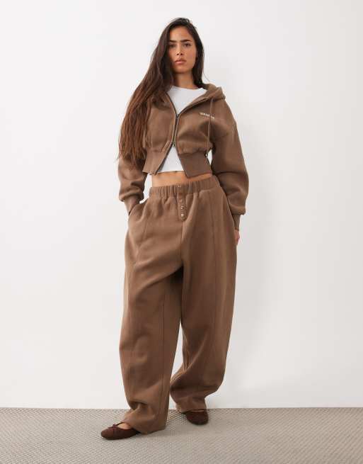 Wanderdoll Sloane ensemble 2 pièces jogger à jambe barrel en mélange de coton avec boutonnage sur le devant, marron, 2 de 5