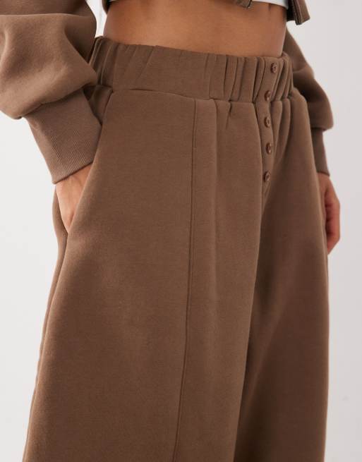 Wanderdoll Sloane ensemble 2 pièces jogger à jambe barrel en mélange de coton avec boutonnage sur le devant, marron, 4 de 5