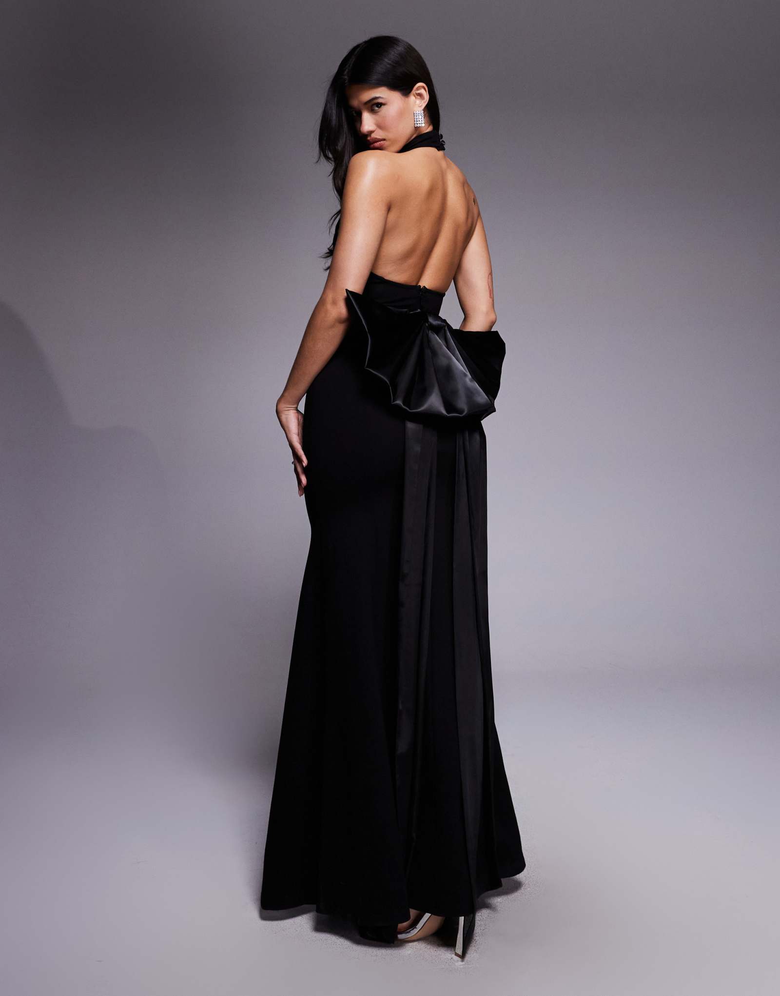 Черное макси-платье Wanderdoll Sutherland с круглым вырезом и бантом-кушаком в виде рыбьего хвоста