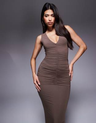 Wanderdoll - Tate - Ärmelloses, hautenges, figurformendes Maxikleid in zartem Braun mit tiefem Ausschnitt und Raffung-Gr...