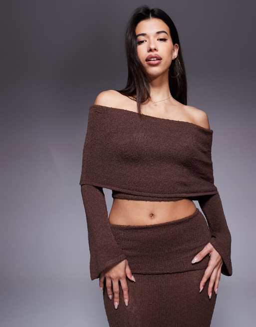 Wanderdoll – Yasmin – Ciemnoczekoladowy top z dzianiny bouclé z mocno wywiniętym dekoltem bardot i rozkloszowanymi rękawami, część zestawu