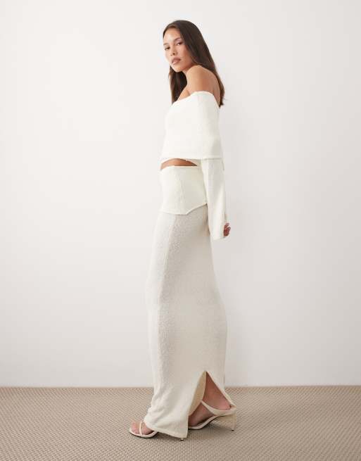 Wanderdoll – Yasmin – Kremowy zestaw z dzianiny boucle: spódnica maxi i top z mocno wywiniętym dekoltem bardot i rozkloszowanymi rękawami, 2 z 3