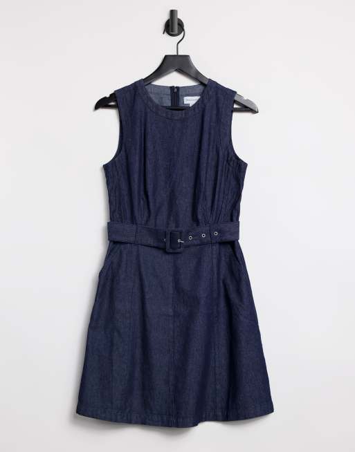 Warehouse – Ärmelloses, ausgestelltes Kleid mit Gürtel in mittlerer Waschung