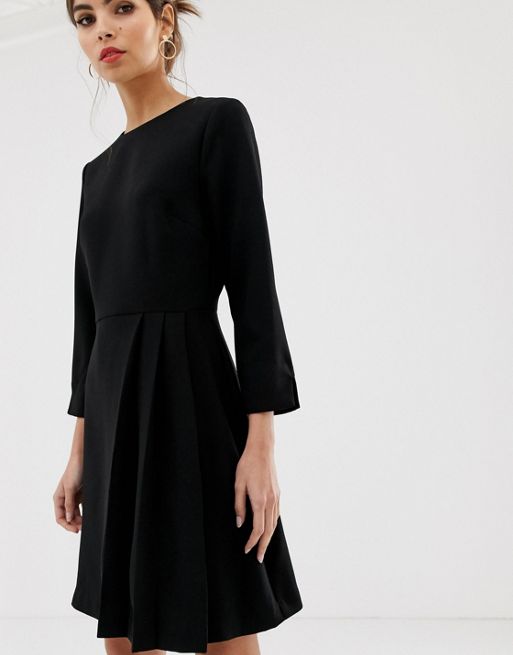 Warehouse – Czarna sukienka o prostym kroju z plisami | ASOS