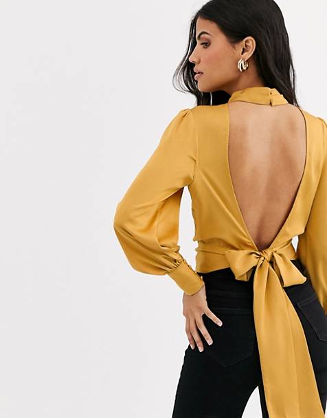 Warehouse – Hochgeschlossenes, rückseitig gebundenes Oberteil aus Satin mit Rückenausschnitt in Gelb The Easiest Way To Make your Outfit Turn Heads: Open Back