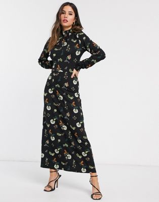 Warehouse maxi dress in black floral 