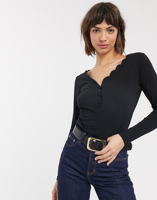 Warehouse scallop edge long sleeved top in black