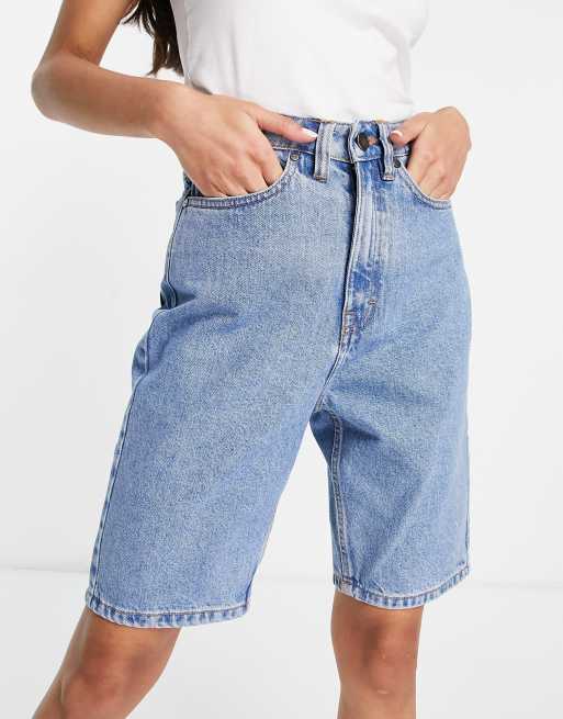 WÅVEN – Jeansowe niebieskie szorty mom fit o wydłużonym fasonie w stylu lat 90.