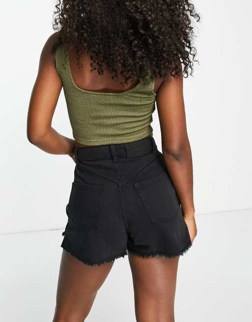 WÅVEN – Jeansshorts in Schwarz mit Abnutzungen, Seitenschlitz und hohem Bund, 2 von 4