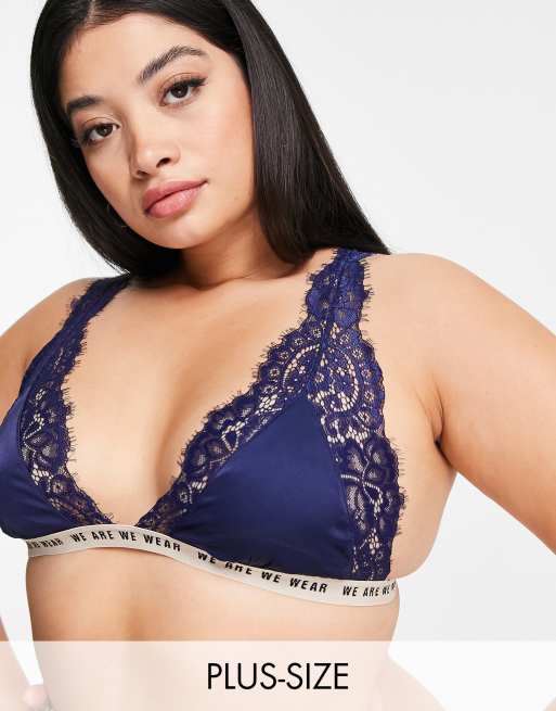 We Are We Wear Curve - Brassière a triangolo in raso blu navy con fascia con logo e finiture in pizzo