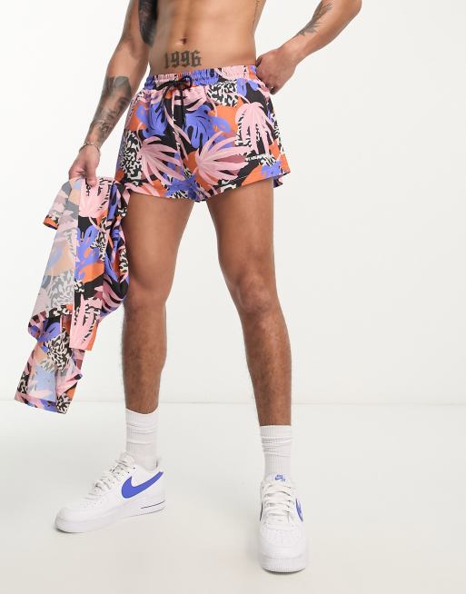 We Are We Wear – Jayce – Tropiskt mönstrade badshorts för stranden, del av set 