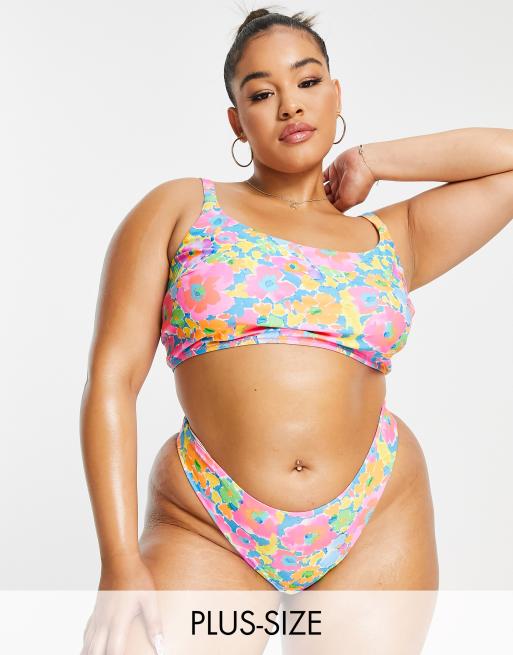 We Are We Wear Plus – Tilly – Neonfärgad, retroblommig bikiniöverdel i crop top-modell