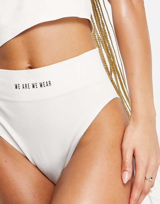 We Are We Wear - Sømløs og højtaljet brasiliansk brief med høj benskæring med logodetalje i creme - CREAM