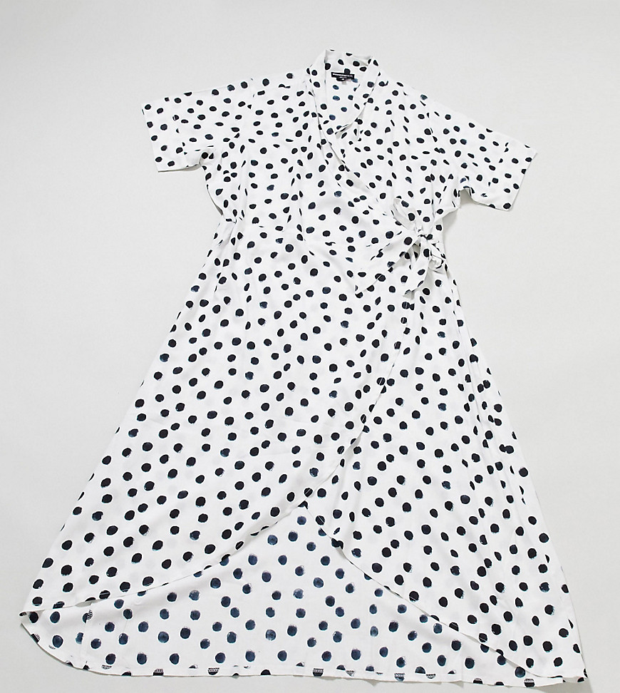 Wedensday's Girl Curve - Slå om-midikjole med prikprint-Hvid