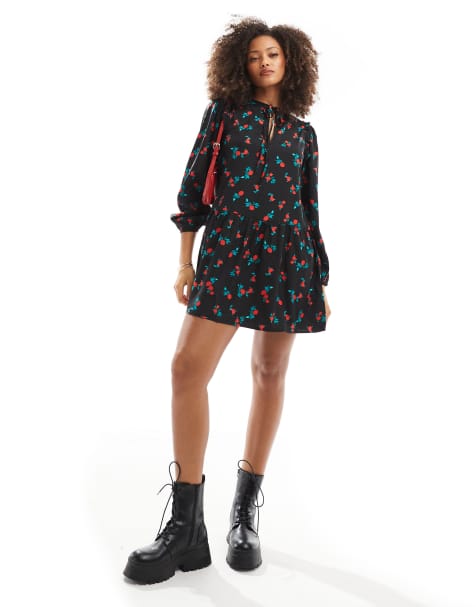 Wednesday's Girl - Aangerimpelde mini jurk met rozenprint in zwart en rood - view 1