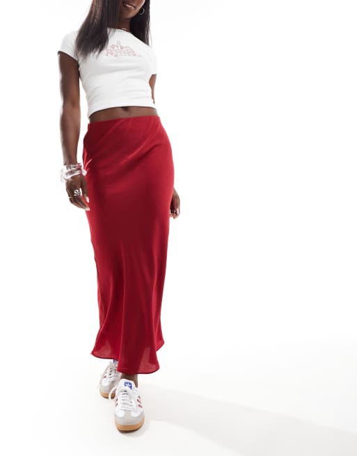 Wednesday's Girl – Asymmetrischer, wadenlanger Rock aus Satin in Beerenrot