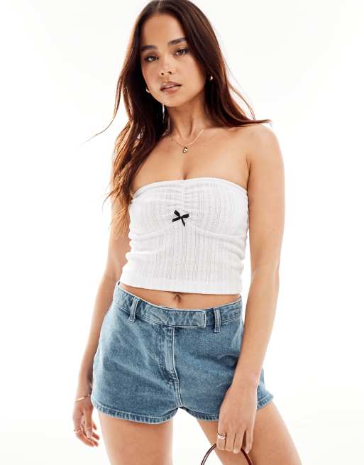 Wednesday's Girl – Biały top bandeau z ażurowym wzorem i ozdobną kokardką