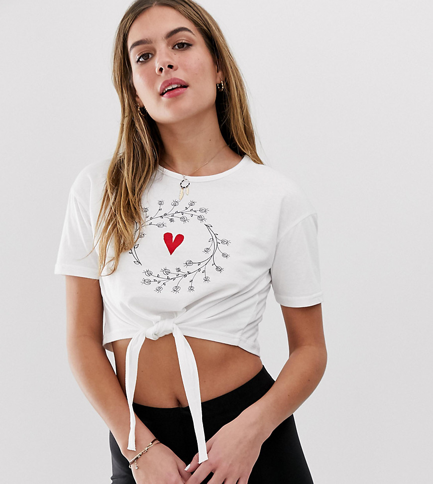 Wednesday's Girl blomster og hjerte broderet t-shirt med bindebånd front-Hvid