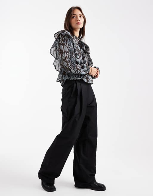 Wednesday's Girl - Blusa in chiffon blu pitonato con sciarpa e volant, 2 di 4