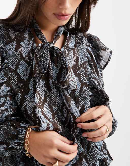 Wednesday's Girl - Blusa in chiffon blu pitonato con sciarpa e volant, 3 di 4