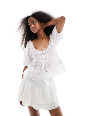 Wednesday's Girl - Bluse in Weiß mit Lochstickerei und Puffärmeln