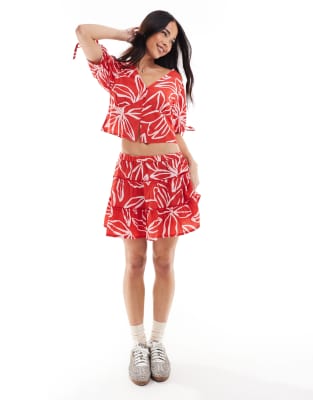 Wednesday's Girl Bold Bloom Print Cropped Blouse In Red