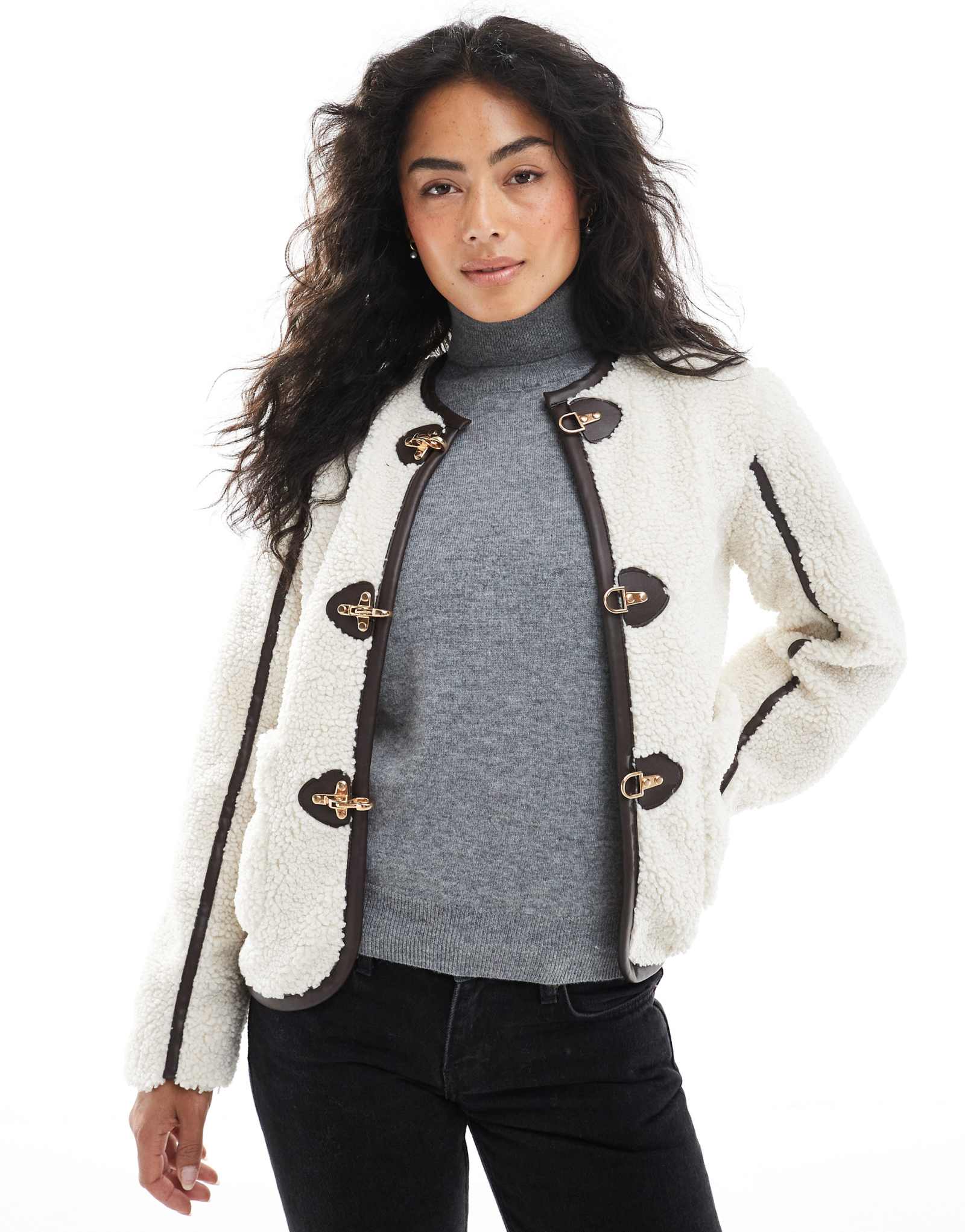 Укороченный жакет Girl borg toggle detail от Wednesday в кремовом цвете