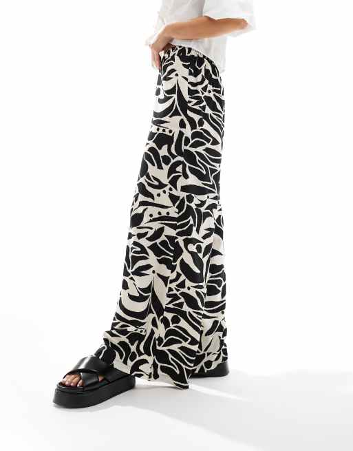 Wednesday's Girl - Broek met abstracte print en wijde pijpen in zwart en wit