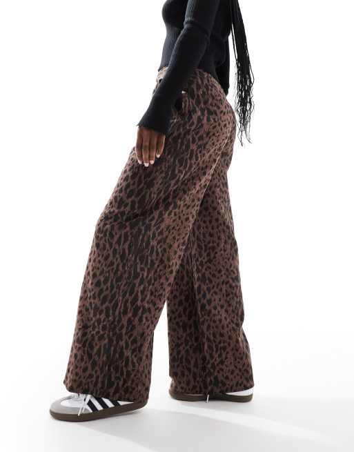 Wednesday's Girl - Broek met wijde pijpen en textuur in bruine luipaardprint