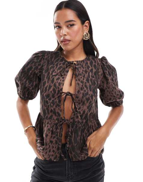 Wednesday's Girl – Brun, leopardmönstrad topp med textur, puffärmar och knytning - view 1