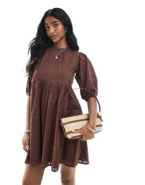 Wednesday's Girl - Brun smock-minikjole i dobby med pufærmer - view 1