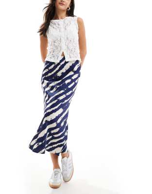 Атласная миди-юбка Wednesdays Girl с принтом мазок кисти синего цвета 7590₽